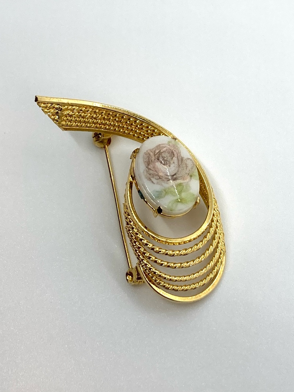 Vintage Gold Tone Filigree Wire Open Work Brooch With Flower On Oval